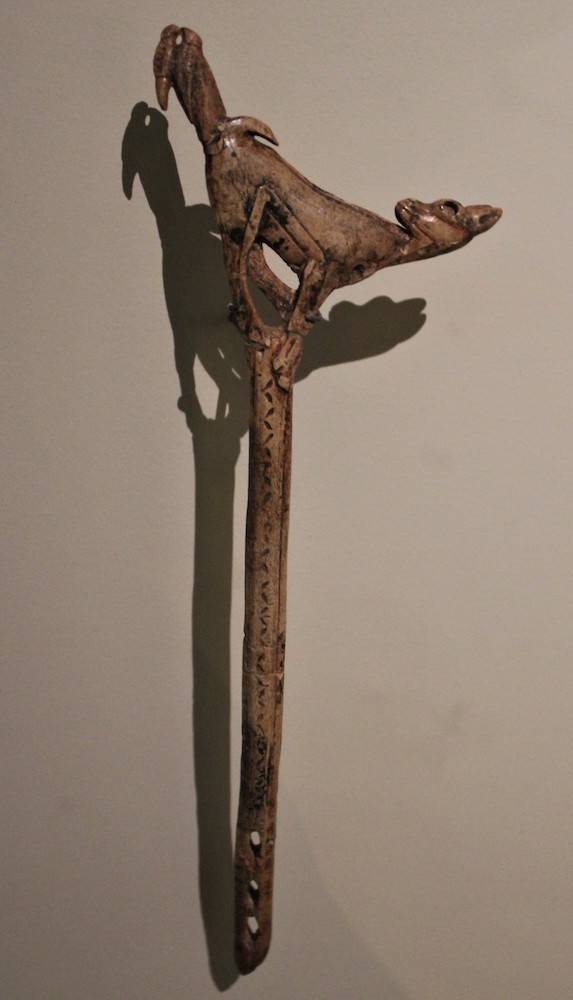 Le Faon aux oiseaux, propulseur en bois de renne découvert dans la grotte du Mas-d’Azil / CC BY-SA 4.0 Zunkir, 2023 via Wikimedia Commons