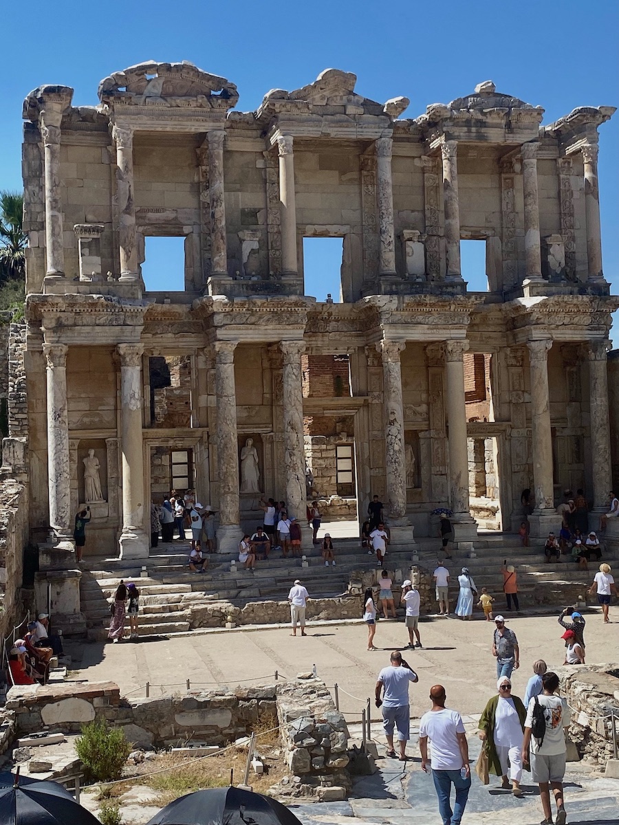 Classique #PhotoArchéo avec la Bibliothèque de Celsus à Éphèse par Ayten Top / CC BY-SA Ayten Top, 2023