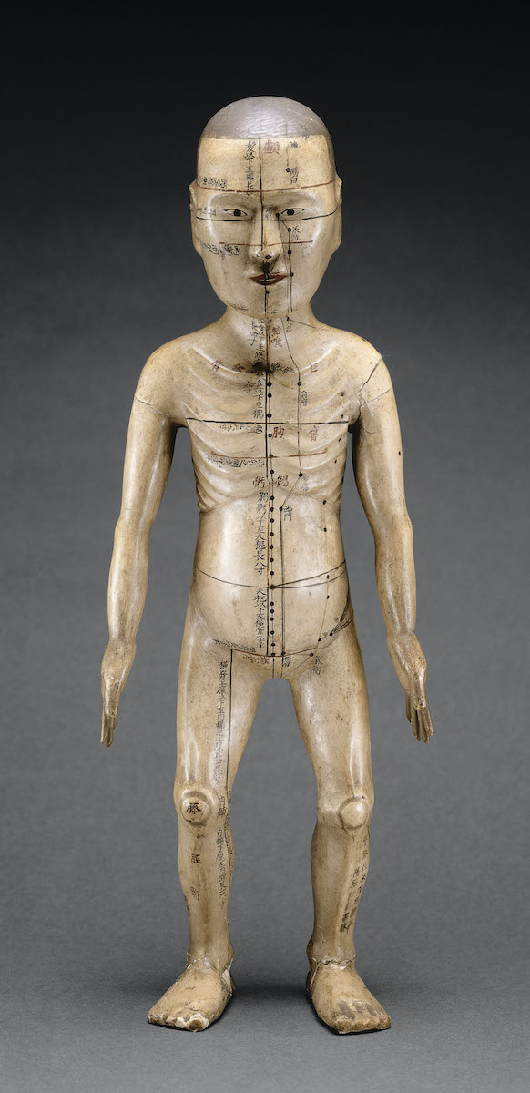 Mannequin d’acupuncture (Chine, dynastie Qing, 18e siècle) © RMN-Grand Palais (MNAAG, Paris) / Thierry Ollivier