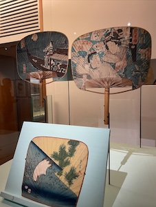 Éventails plats présentés dans l'exposition Hiroshige et l’éventail au Musée Guimet