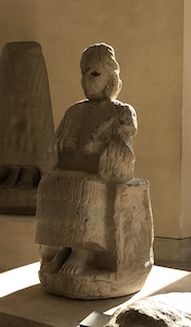 La déesse Narundi avec sa tête au Musée du Louvre grâce au travail du Dr Spycket / CC BY-SA Christiane Angibous-Esnault