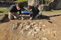 Découverte d'enduits peints en contexte lors des fouilles du Forum antique de Bavay