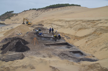Les fouilles archéologique de la dune du Pilat de 2018 dirigées par Philippe Jacques/ octobre 2018, CC BY-SA Gransard-Desmond via Wikimedia Commons
