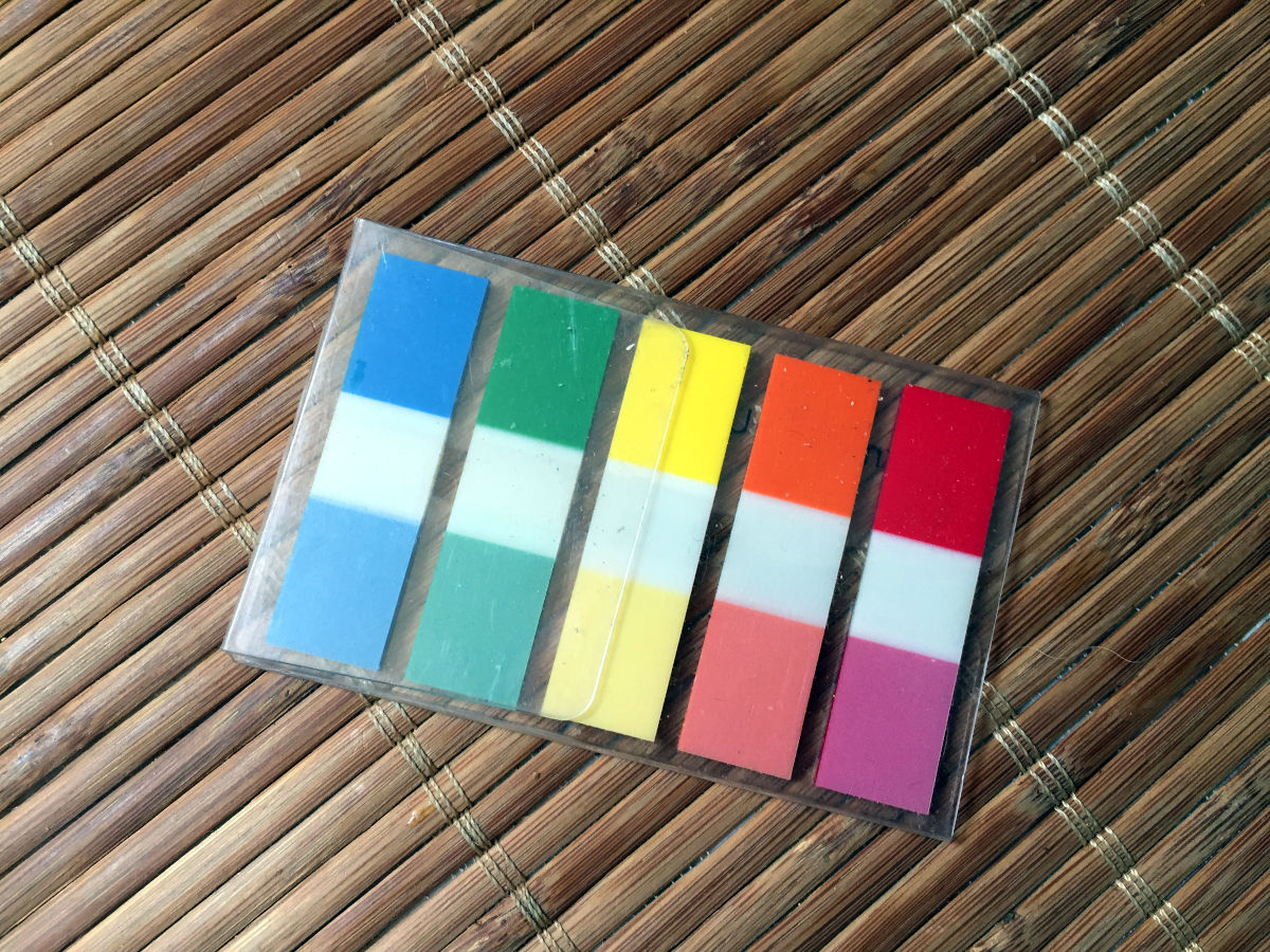 Un bloc de notes repositionnables de différentes couleurs pour te repérer dans ton livre