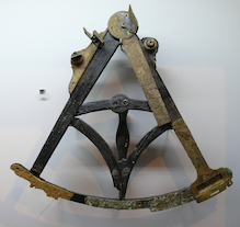 Le sextant Mercier © Photo Marie Arnautou, MMNC / coll. Drassm-MCC / Dépôt Musée maritime de Nouvelle-Calédonie
