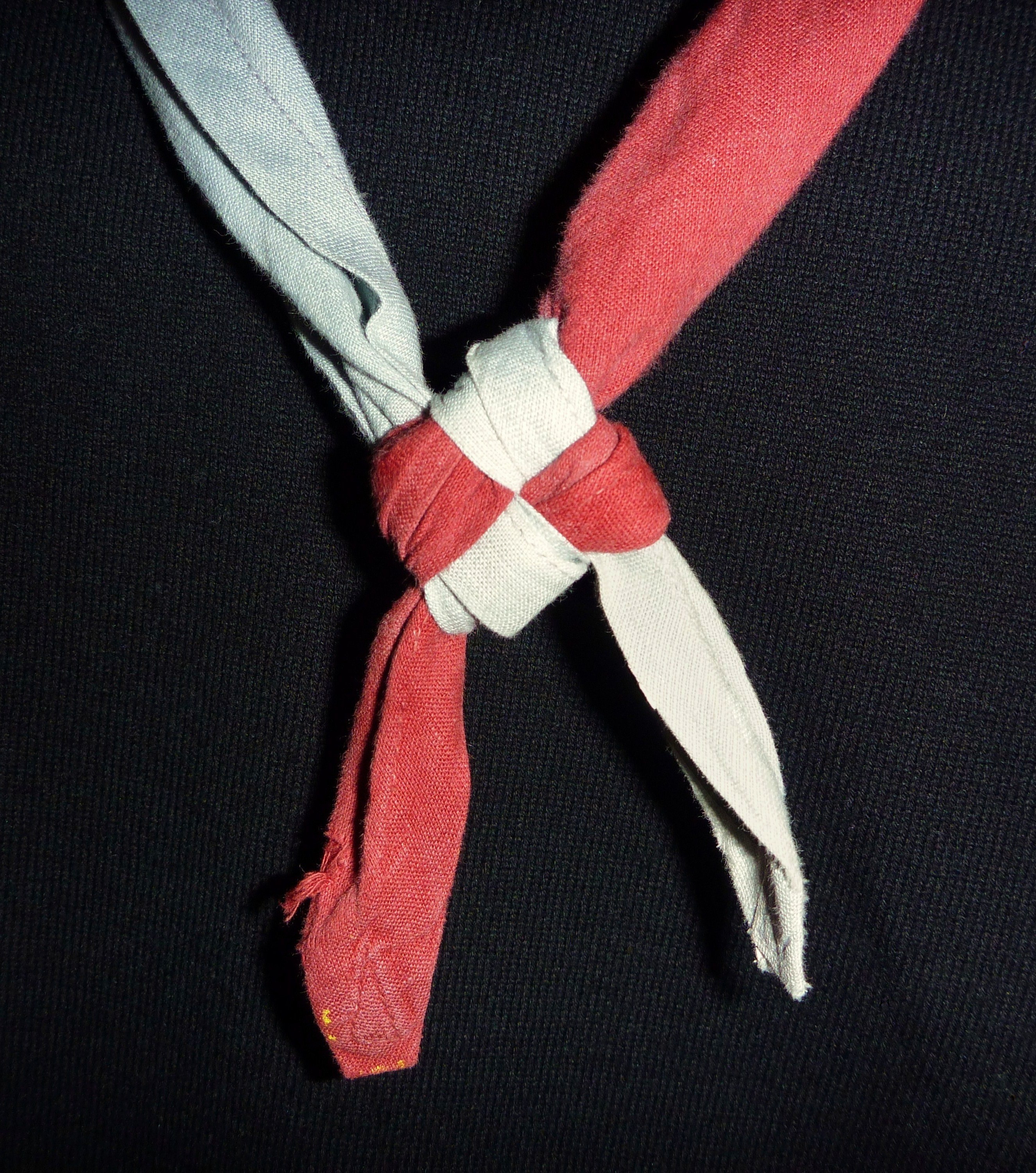 Le nœufd carré sur les foulards des scouts francophone, un symbole fort